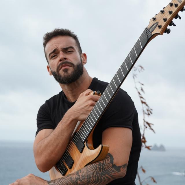 Juan González posando con su guitarra eléctrica